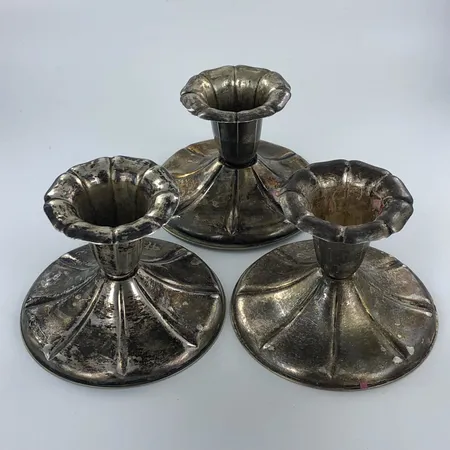 Kolme kynttilänjalkaa, kaiverrettu ja käytön jälkiä, korkeudet 48-55mm, 813-830br,  Paino: 180 g