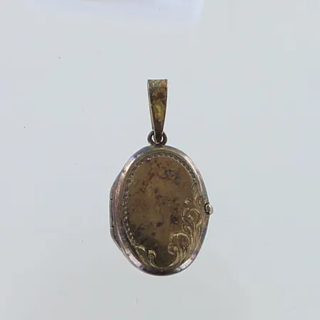 Medaljonki, käytön jälkiä, korkeus 25mm ja leveys 10mm, 900,  Paino: 2,8 g