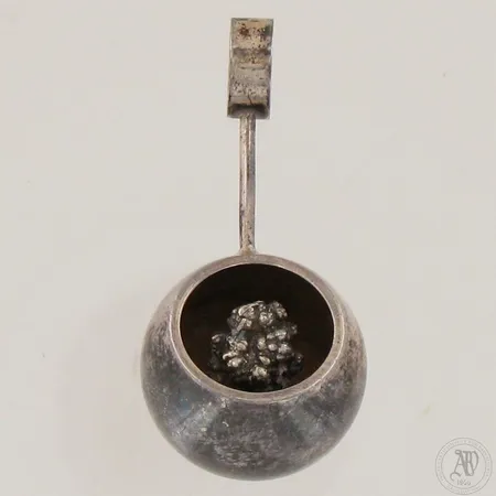 Hopeinen kaulakoru, korkeus 45mm, leveys 20mm,  Paino: 13,5 g