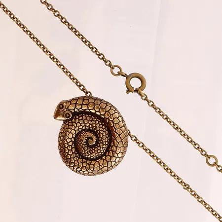 Kaulakoru Vaskikäärme, Kalevala Koru, pronssi, ketjun pituus 46cm, riipuksen korkeus 24mm.