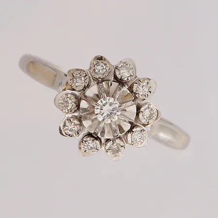 Timanttisormus 1xn.0.07ct ja 10xn.0.005ct, koko 17¼, 750 valkokultaa  Paino: 3 g