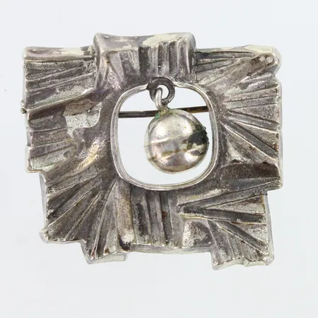 Rintakoru, P. Sarpaneva, mitat 40x35mm, 830h,  Paino: 22,6 g