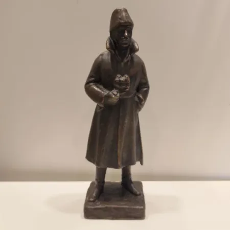 Pronssiveistos, tekijä Evert Yli-Porila, Mannerheim 1940, pronssia, korkeus 30,5cm. Ei lähetetä.