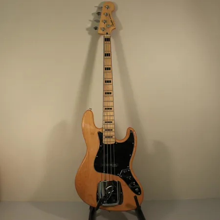 Sähköbasso Squier by Fender Jazz Bass, sarjanumero s/n IC071225310, Indonesia ja pehmeä kantolaukku. Ei lähetetä