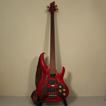 Sähköbasso Esp LTD B-154, ulkomuotoa muutettu, pientä käytöstä aiheutunutta kulumaa ja kantopussi, jossa taskun reuna on rikki.  Ei lähetetä