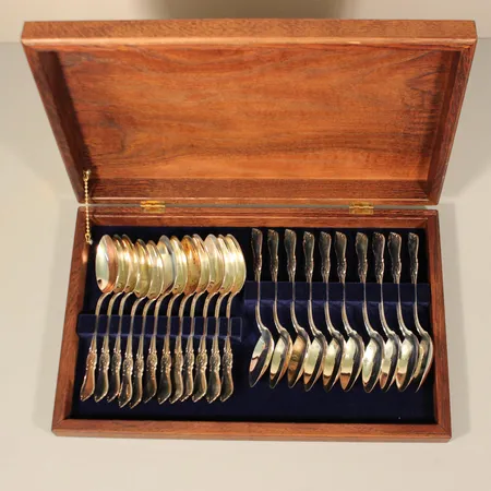 22 ruokalusikkaa, Romantiikka, pituus 180mm, puulaatikko, 830,  Paino: 989,7 g