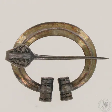 Solki, Hevosenkenkäsolki, Kalevala Koru, korkeus 45mm, leveys 60mm,  valmistettu 1966, käytöstä aiheutunutta kulumaa, 916,   Paino: 19,3 g