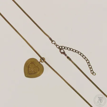 Kaulakoru, Utajärven sydän, Kalevala Koru, pituus 52cm, korkeus 35mm ja leveys 30mm, käytöstä aiheutunutta kulumaa, pronssi. 
