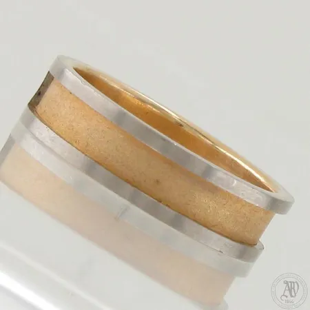 Sormus, pieniä käytön jälkiä, koko 19½, 585,  Paino: 6,8 g