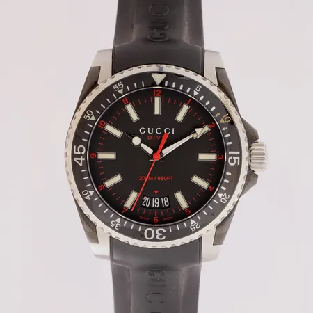 Teräsrannekello Gucci Dive 136.3, quartz; paristo loppunut, rungon Ø 40mm, rannekkeen pituus 190mm. 