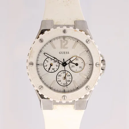 Teräsrannekello Guess, quartz; paristo loppunut, taulun Ø 47mm, rannekkeessa käytön jälkiä.