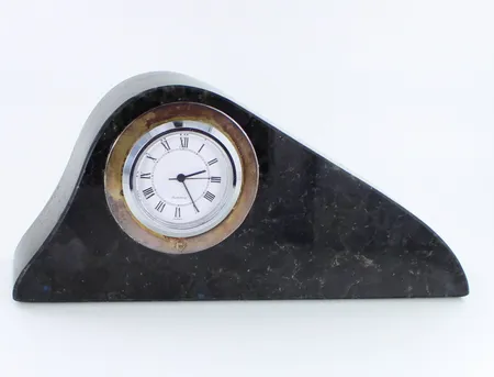 Pöytäkello. Quartz:paristo loppunut, mitat 30x65x150mm, 