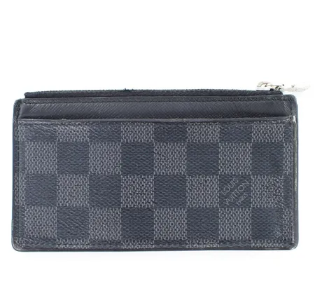 Lompakko Louis Vuitton, N64038, mitat 80x140mm, pieniä käytön jälkiä, ostokuitti Louis Vuitton Helsinki 21. joulukuuta 2018