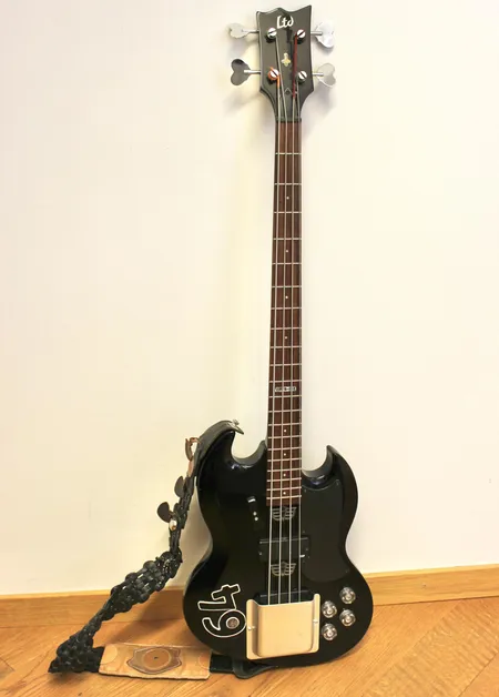 Sähköbasso, ESP LTD Viper 104, sr. IR0501939, käytön jälkiä, Indonesia ja pehmeä kantolaukku.  Ei lähetetä
