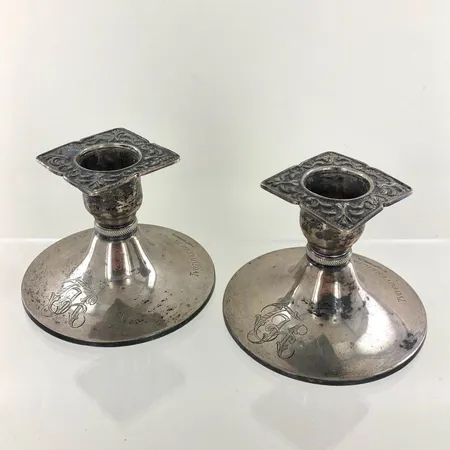 Kynttilänjalat, korkeus 60mm, kaiverrettu, toisesta puuttuu pohja, 813br,  Paino: 162,8 g