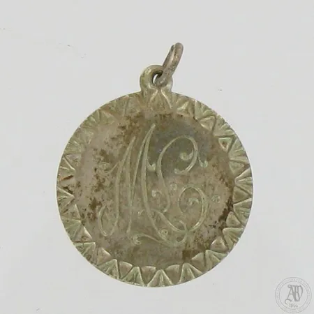 Riipus, kaiverrettu, korkeus 25mm, 813,  Paino: 1,8 g