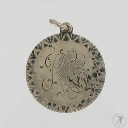 Riipus, kaiverrettu, korkeus 25mm, 813,  Paino: 1,7 g