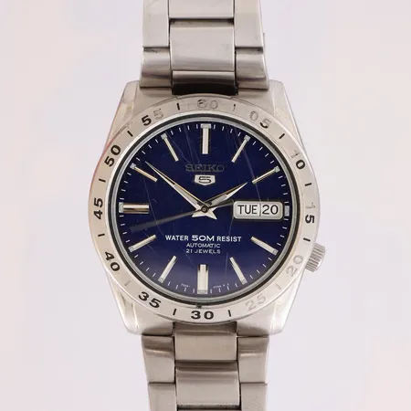Teräsrannekello, Seiko 5, automaatti, ref. 7S26-02T0, rungon Ø 36mm, lasissa naarmuja, kehässä ja rannekeessa kulumaa, rannekeen pituus 175mm