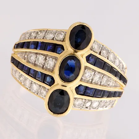 Kivisormus timanteilla 14xn.0.03ct 14xn.0.02ct, koko 17½, 750br Paino: 10,4 g