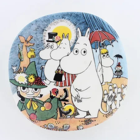 Seinälautanen Arabia muumi, Sunnuntaikävely, Koriste Tove Jansson ja Tove Slotte-Elevant, kiinnitysnaru puuttuu, Ø 12cm, vuosi, 1999-2005. Lähetetään postipakettina.