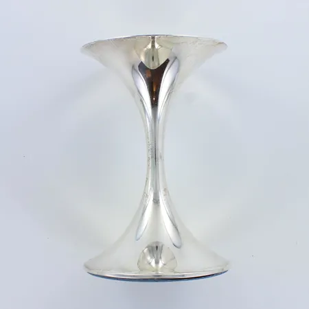 Kynttilänjalka, Trumpetti, design Tapio Wirkkala, Kultakeskus Oy, kaiverrettu ja käytön jälkiä, korkeus 100mm, 830br,  Paino: 158,4 g