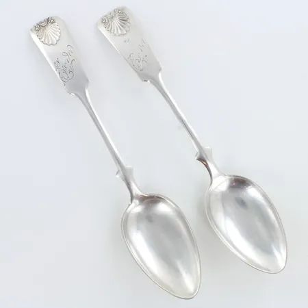 Kaksi ruokalusikkaa, musla, kaiverrrettu, pituus 166mm, 813h,  Paino: 55 g