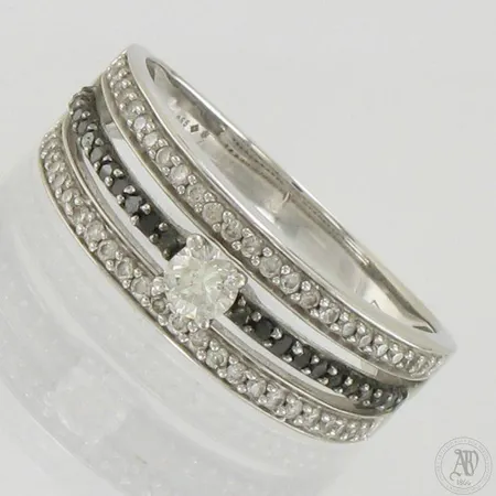 Timanttisormus kivillä 48xn.0.005ct 1xn.0.16ct, koko 19, 750br valkokulta,  Paino: 4,9 g