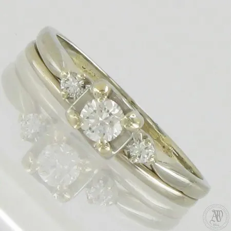 Timanttisormus 2xn.0.02ct 1xn.0.17ct, koko 17, 585 ja 750 valkokulta,  Paino: 2,7 g