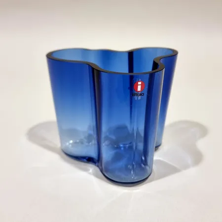 Aalto-maljakko Iittala, design Alvar Aalto, korkeus 95mm, ultramarine blue