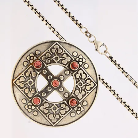 Kivikaulaketju ja riipus/rintaneula, Kalevala Koru, Sancta Pirgitta, ketjun pituus 61cm, riipuksen Ø 47mm, 925br, Paino: 47,8 g