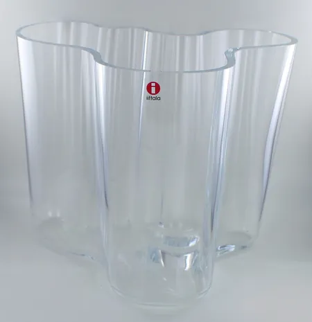 Aalto-maljakko Iittala, kirkas, kaiverrus Alvar Aalto Iittala, korkeus 160mm, pieniä ilmakuplia ja pohjassa käyttökulumia