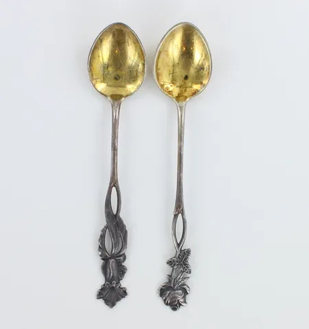 Kaksi kahvilusikkaa, kaiverrettu, pituus 120mm, 813,  Paino: 20,2 g