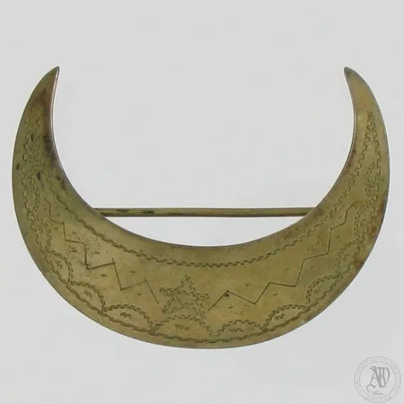 Rintakoru, korkeus 40mm, leveys 50mm, KW, Konrad Wolff, valmistettu 1948, Helsinki, 813 Paino: 5,5 g