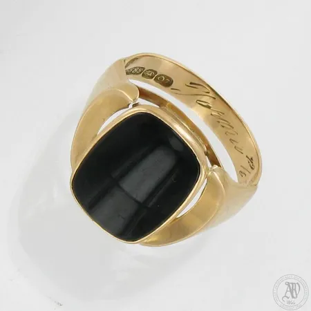 Onyx-sormus, koko 19¼, kaiverrettu, UUS, Urho Saukkonen, valmistettu 1967, Turku, 585br,  Paino: 5 g