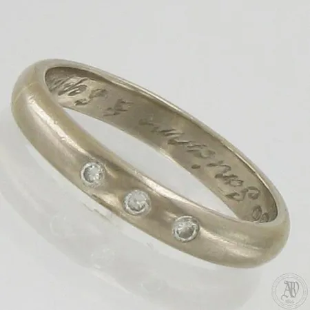 Timanttisormus 3xn.0.02ct, koko 16¾, kaiverrettu, 750 valkokulta,   Paino: 3,4 g