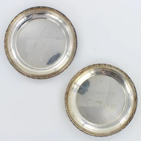 Kaksi hopeista lasinalusta, kaiverrettu, Ø84mm, 813h,  Paino: 60,3 g