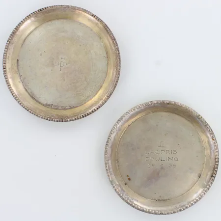 Kaksi hopeista lasinalusta, kaiverrettu, Ø74mm, 813h,  Paino: 34,2 g