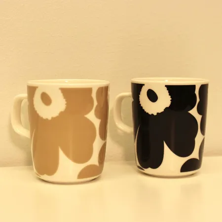 Kaksi mukia, Unikko, Marimekko, 2,5dl, beige ja musta