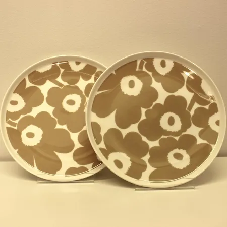 Kaksi lautasta, Unikko, Marimekko, Ø 25cm, beige.