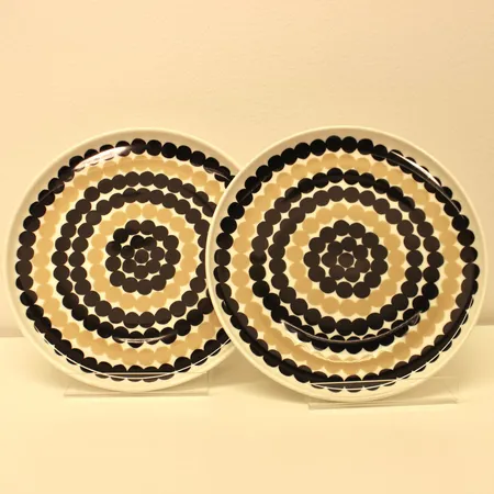 Kaksi lautasta, Siirtolapuutarha, Marimekko, Ø 20cm, musta/beige.