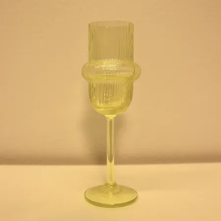 Kahdeksan väkeväviinilasia, "Sulttaani" Nanny Still, korkeus 14cm, Riihimäen Lasi Oy 1960-luku.