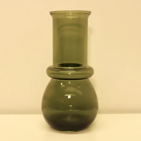 Tuulikki-maljakko, Riihimäen lasi, design Tamara Aladin, korkeus 20cm, pohjassa käytön jälkiä, vehreä