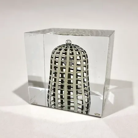 Vuosikuutio, Signeeraus Nuutajärvi 2002, 393/2000, Oiva Toikka, korkeus 8cm,  pohjassa kaksi säröä n.2,4x4,2mm ja n.2,1x1,8mm, 