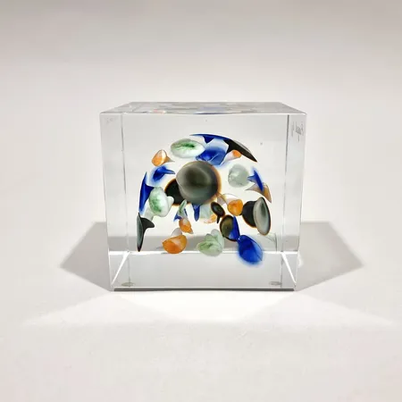 Vuosikuutio, Signeeraus Nuutajärvi 2005, 172/2000, Oiva Toikka, myös yritys kaiverrus, korkeus 8cm