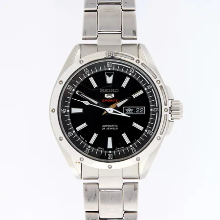 Teräsrannekello, Seiko 5 Sports, ref.SARZ005, rungon Ø 41mm, automaatti, japanin kielinen päivyri, lasissa naarmuja, rannekeessa käytön jälkiä, rannekkeen pituus 185mm, 2 jatkopalaa, manuaali ja laatikko 