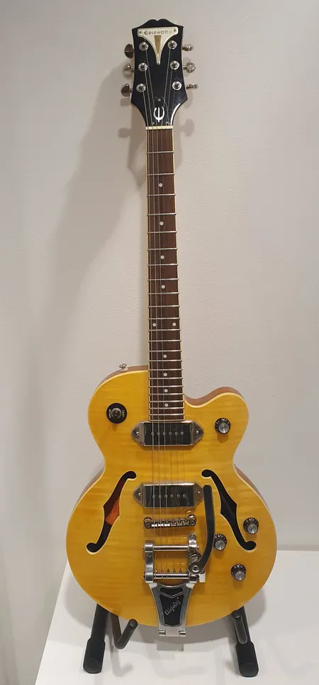 Sähkökitara Epiphone WildKat AN, S:N 1608204688, Made in China, BigsBy Licensed talla, P90 mikrofonit, käytön jälkiä, takakannessa kolhu, pehmeä laukku. Nouto ainoastaan myymälästä.