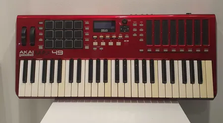 Akai Max 49, USB/MIDI/CV kontrolleri, USB-kaapeli, mukana laatikko, pieniä käytön jälkiä. Nouto ainoastaan myymälästä