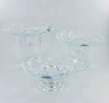 Kolme kynttilänjalkaa, Lumme, Design Kerttu Nurminen, Nuutajärvi, vuodelta 1982, korkeudet 40-80mm