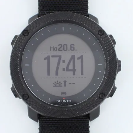 Rannetietokone Suunto, Traverse Alpha Stealth, GPS/GLONASS-navigointi, safiirilasi, rungon leveys 50mm ja paksuus 16,5mm, ostokuitti 17.05.2021, laturi