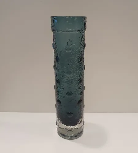 Maljakko Riihimäen lasi, 1462, Tamara Aladin, turkoosi, korkeus 27,5cm, valmistettu 1966-68, muottiin kiinnipuhallettu väriverholasi, pieniä iskeymiä suuaukolla ja pohjassa kulumia  